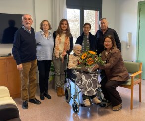 Taradell - L’Antònia Acosta rep la felicitació municipal pel seu centenari