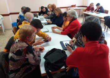 Inscripcions obertes per un taller sobre telèfons mòbils per a gent gran