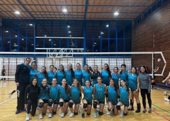 Els dos equips femenins cadets del Vòlei Taradell participen en un torneig a Getxo