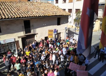 Protesta dels alumnes de l'Institut pels carrers de Taradell