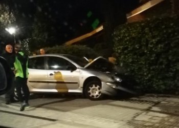 Un cotxe s'encasta a una casa a la rotonda de l'Atlàntida