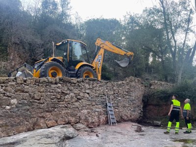 Comença la restauració per consolidar el mur del Molí dels Sors