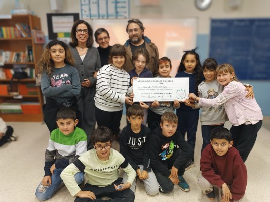 Alumnes de l'escola Sant Genís i Santa Agnès lliuren 800 euros a l'Hospital de Sant Joan de Déu