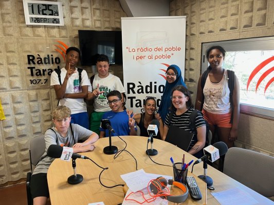 ÀUDIOS. Els nois i noies del ''Fem-ho jove'' visiten Ràdio Taradell i fan un programa