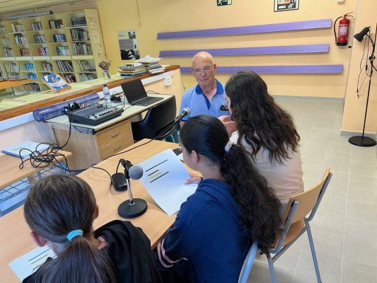 ÀUDIO. 'L'esquitx', amb alumnes de Les Pinediques, realitza l'últim programa del curs