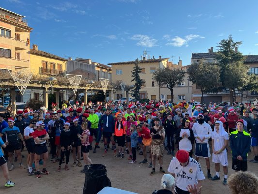 La Cursa de Sant Silvestre celebra la 15a edició amb disfresses, diversió i rècord de participació