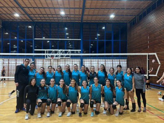 Els dos equips femenins cadets del Vòlei Taradell participen en un torneig a Getxo